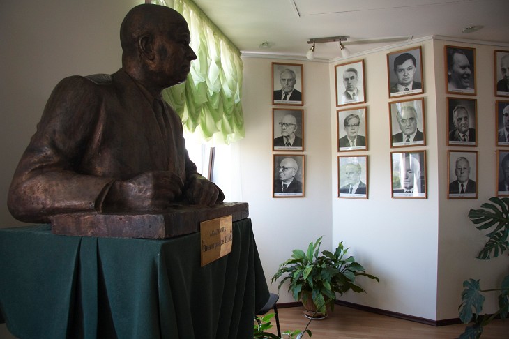 Statue of academician I.M.Vinogradov and portraits of famous russian mathematicians